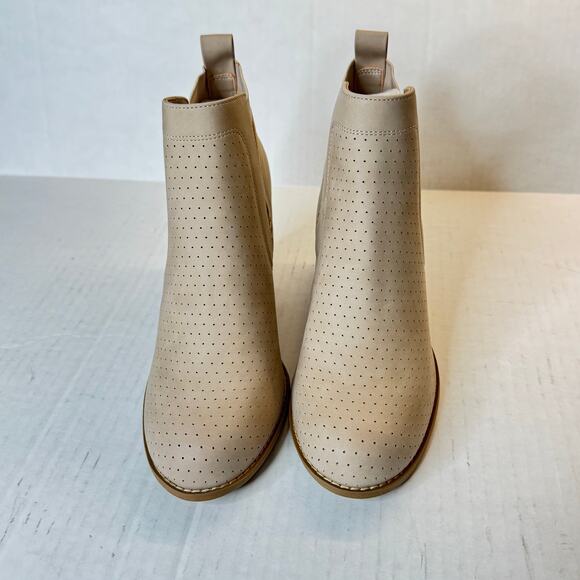 DV by Dolce Vita Gerdy Bootie - Beige NEW Size 9 - Picture 2 of 9